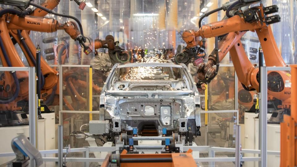 Teile eines VW Passat werden im Karosseriewerk von VW von Robotern zusammengefügt.