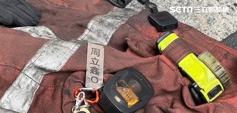 新竹大樓殉職消防員裝備。（圖／記者羅欣怡攝影）