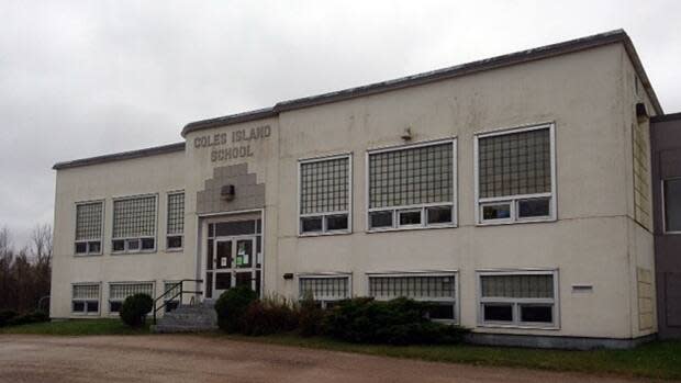 Coles Island School was a K-5 before it was closed down and purchased by Jeremy Barton to be used as a medical cannabis grow operation. (Catherine Harrop/CBC - image credit)