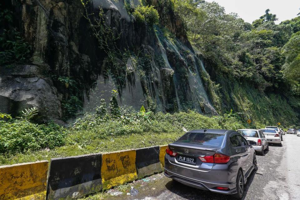 A general view of rockfall netting covering hilly terrain along Lorong Bukit Kukus in Paya Terubong April 25, 2022. &#x002014; Picture by Sayuti Zainudin