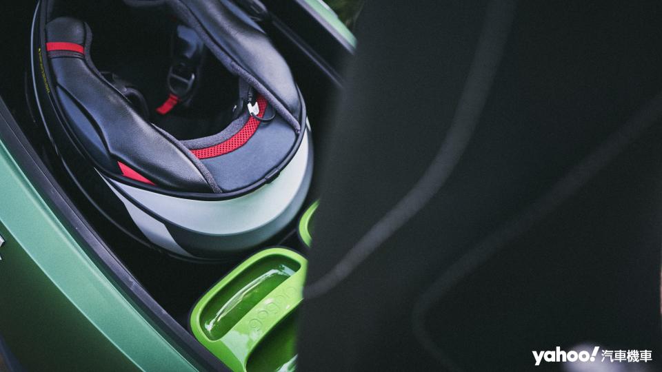 PBGN雙電池配置並不影響eMOVING EZ-R全新打造車架所賦予的開闊車廂空間而可輕易置入Shoei Z-8全罩式安全帽。