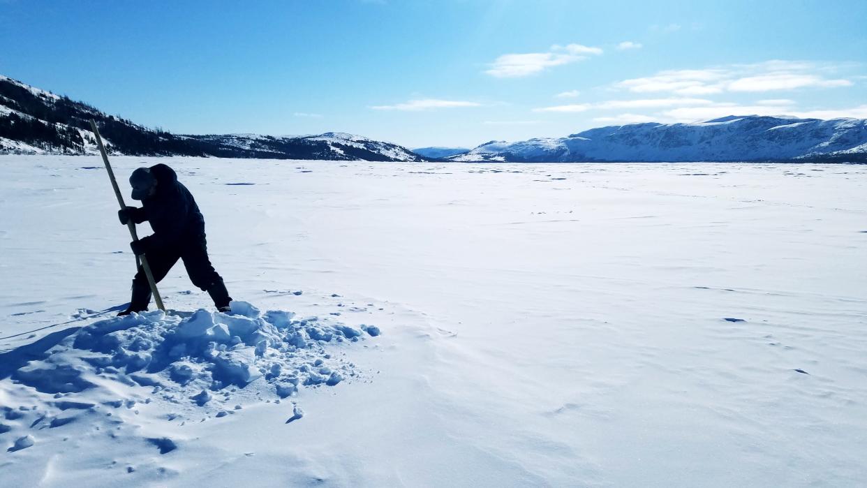 <span class="caption">Un pêcheur inuit creuse la glace de façon traditionnelle afin d'installer ses filets.</span> <span class="attribution"><span class="source">Véronique Dubos</span>, <span class="license">Author provided</span></span>