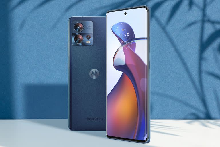 El Moto Edge 30 Fusion vendrá en tres colores; la versión azul es de cuero vegano; completa el hardware con un chip Snapdragon 888+ y una pantalla de 6,5 pulgadas con actualización a 144 Hz