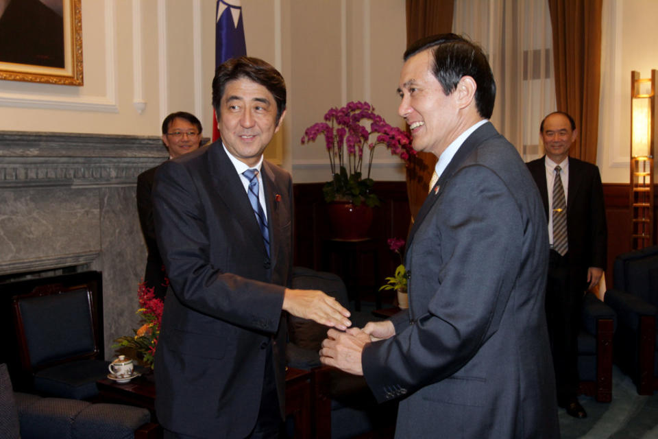 2011年9月6日，總統馬英九（前右）在總統府接見日本前首相安倍晉三（前左），馬總統表示肯定台日雙方經貿與文化密切合作關係。（中央社資料照片）