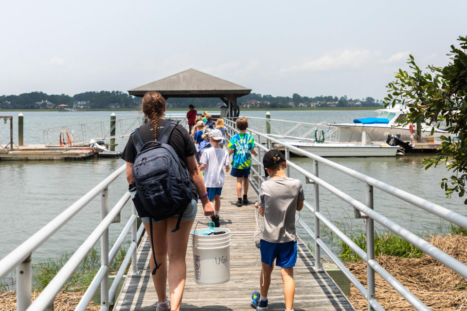 Campers head to the dock at the UGA Aquarium to learn techniques for recreational crabbing.