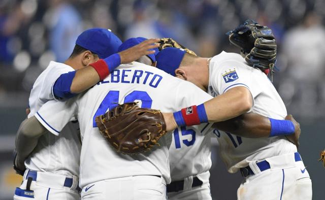 Royals' Salvador Perez battles vision issues, homers twice in win vs. Twins  