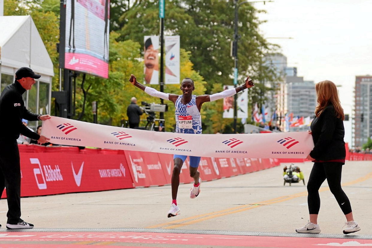 À 23 ans, Kelvin Kiptum est la nouvelle star du marathon, il vient de battre le record du monde.  - Credit:MICHAEL REAVES / GETTY IMAGES NORTH AMERICA / Getty Images via AFP