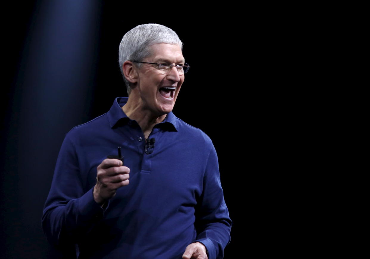 Apple CEO Tim Cook delivers his keynote address at the Worldwide Developers Conference in San Francisco, California June 8, 2015.  REUTERS/Robert Galbraith