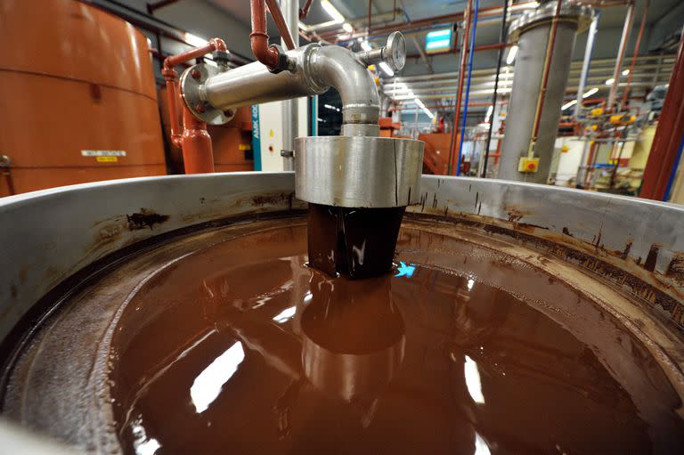 Esta fotografía de archivo muestra chocolate caliente antes de ser moldeado en la fábrica de chocolate Barry Callebaut en Wieze, Bélgica. El grupo suizo Barry Callebaut, la compañía de cacao y chocolate más grande del mundo, dijo el 30 de junio de 2022 que había detenido la producción de chocolate en su fábrica de Wieze después de que se encontrara salmonela en un lote el 30 de junio de 2022. (Photo by GEORGES GOBET / AFP)