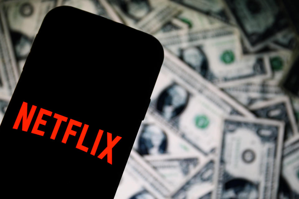 Netflix prueba cobrar más a clientes por compartir contraseñas. (Ilustración:  Filip Radwanski/SOPA Images/LightRocket via Getty Images)