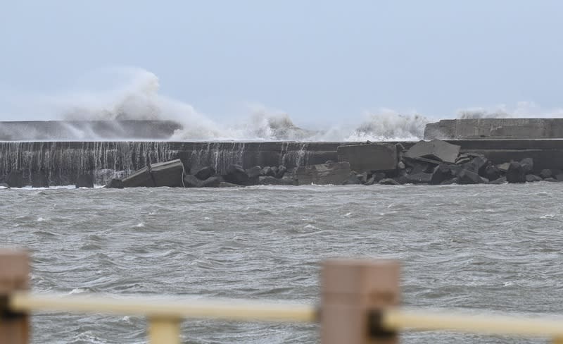 颱風襲台  桃園永安漁港北堤胸牆受損 颱風「山陀兒」強襲台灣，桃園沿海適逢大潮加上強 風掀浪，新屋區永安漁港北堤胸牆2日遭強勁浪擊出 現損壞。 （桃園市政府提供） 中央社記者葉臻傳真  113年10月3日 