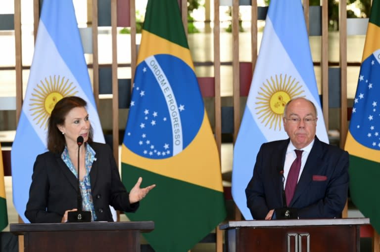 La canciller de Argentina, Diana Mondino, habla junto a su homólogo anfitrión, Mauro Vieira, en Brasilia el 15 de abril de 2024 (EVARISTO SA)