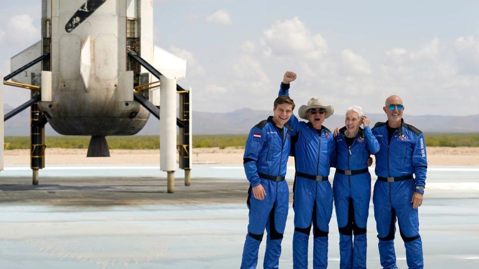 Oliver Daemen (l-r) aus den Niederlanden, Jeff Bezos, Gründer von Amazon und des Weltraumtourismus-Unternehmens Blue Origin, Wally Funk, ehemalige US-Pilotin, und Mark Bezos, Bruder von Jeff Bezos, stehen nach der Landung für ein Foto zusammen.