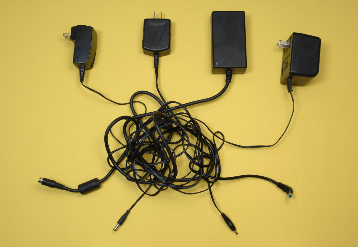 Ahórrate desenredar los cables al cargar. (Foto: Getty)