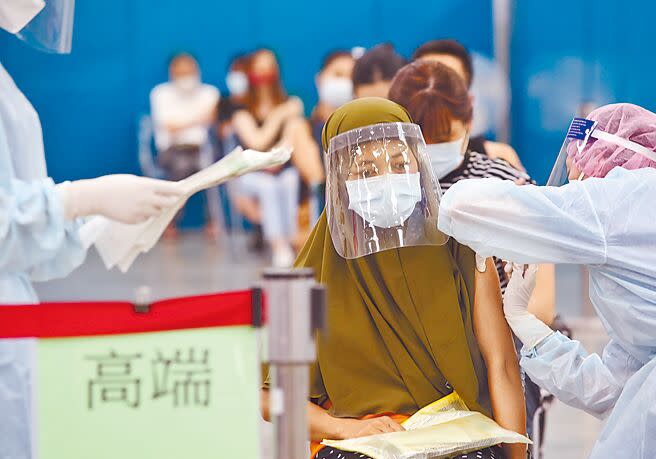 高端新冠肺炎疫苗未被日本認證核可，打高端的民眾前往日本恐得額外花費3500～4500元PCR當證明。（本報資料照片）