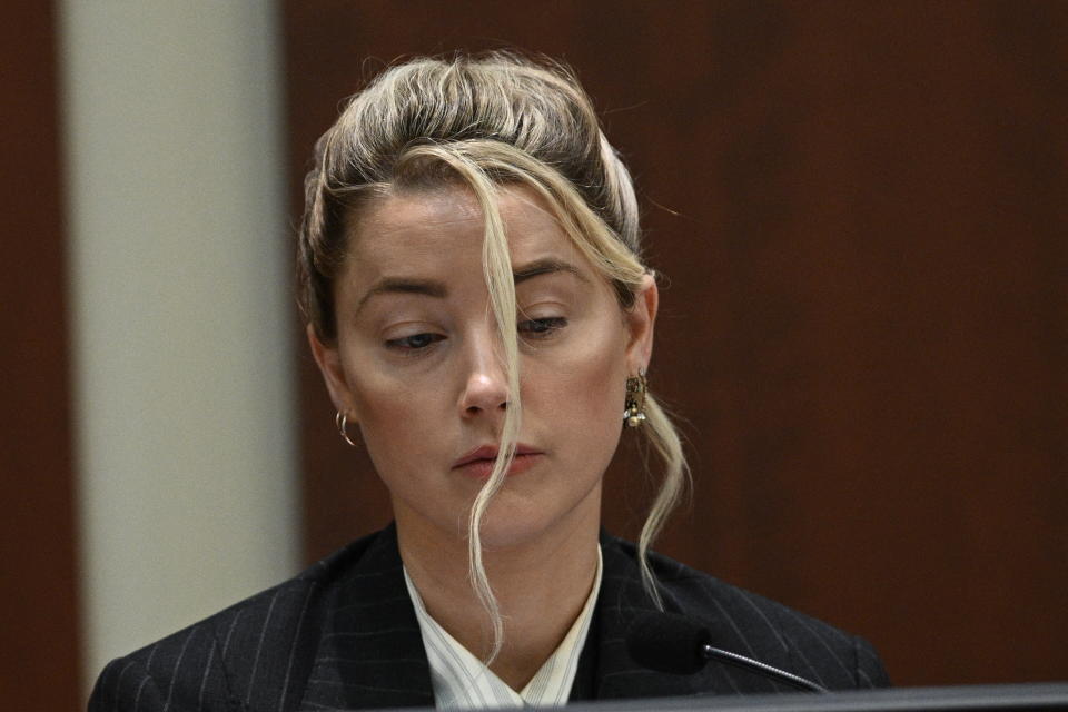 Amber Heard durante su testimonio en el juicio. (Photo by BRENDAN SMIALOWSKI / POOL / AFP) (Photo by BRENDAN SMIALOWSKI/POOL/AFP via Getty Images)