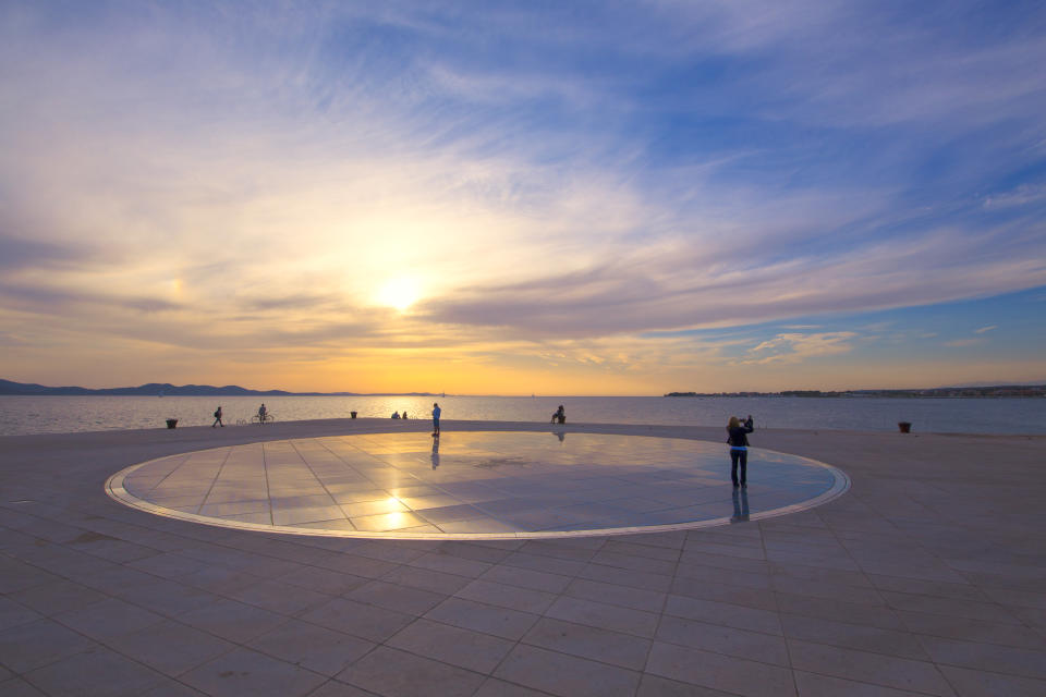 Dubrovnik y Split atraen cada año a millones de turistas, pero Zadar, también en la costa adriática de Croacia, pasa desapercibida para los viajeros pese a contar con un espectacular casco histórico con callejones de mármol, modernos cafés y restaurantes o ruinas romanas, entre otros atractivos. También te sorprenderá el Monument to the Sun, una instalación de placas de vidrio que simboliza la unión con la naturaleza. (Foto: Getty Images).