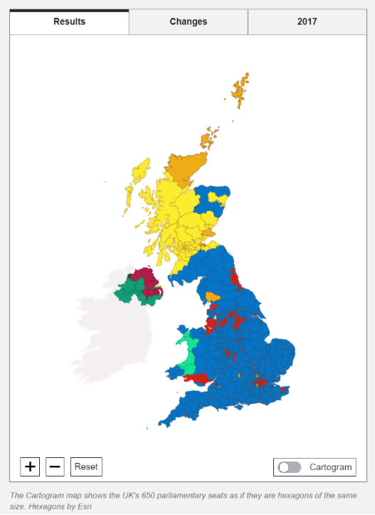 新聞中的選區地圖就呈現英格蘭境內一片藍（代表保守黨的顏色）的景象，連過去長期以來被視爲工黨票倉的 24 個選區也被包含在内，這些選區全都是第一次「變天」。圖／截自　BBC