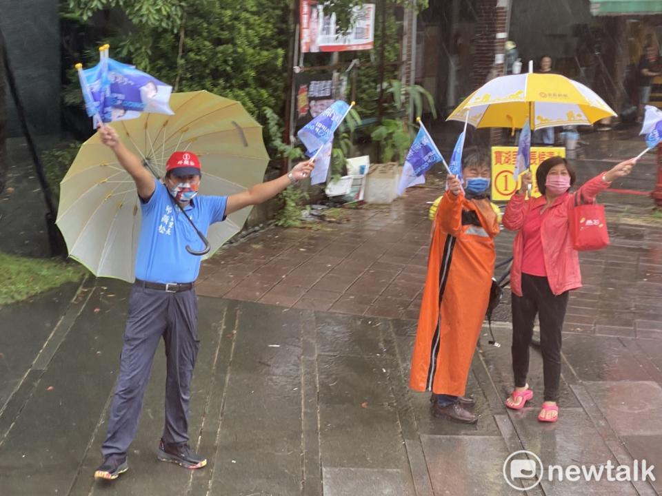 民眾揮舞旗幟支持無黨籍台北市長候選人黃珊珊。   圖：周煊惠 / 攝