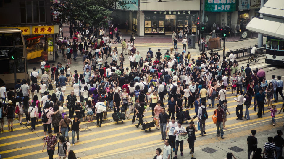 香港入息中位數約2萬元，去年教資會公佈八大畢業生數據，平均月薪有2.3萬。