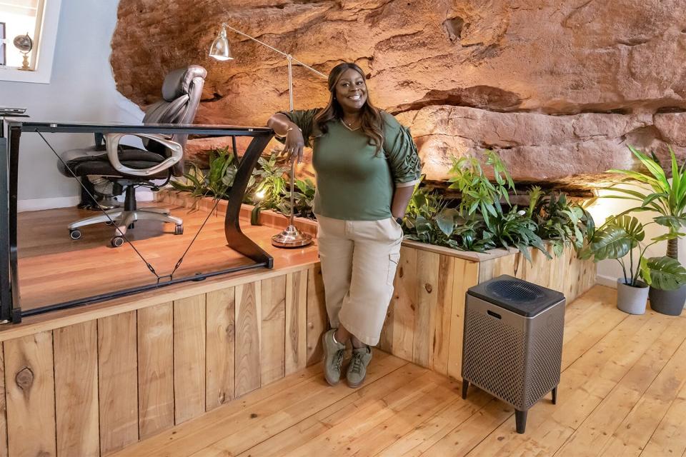 2022, May 13. Larkspur CO. Retta poses in front of the rock wall in the office as seen on Ugliest House in America, Season 2. (Photography Kim Cook/Getty Images)