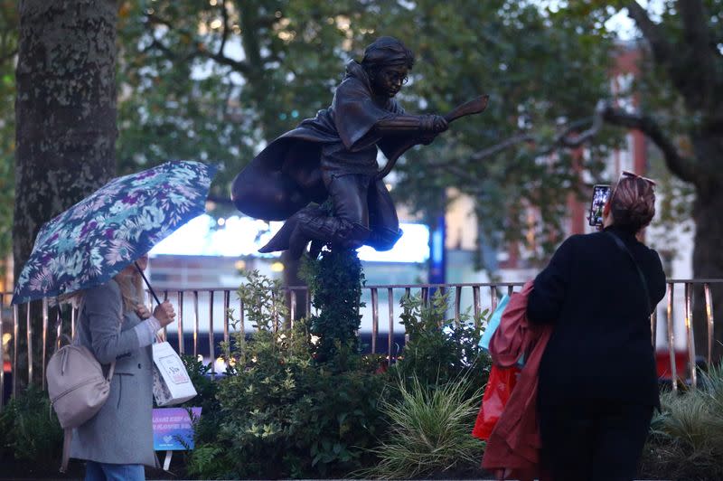 Foto del jueves de una mujer fotografiando la estatua de Harry Potter en Leicester Square, Londres