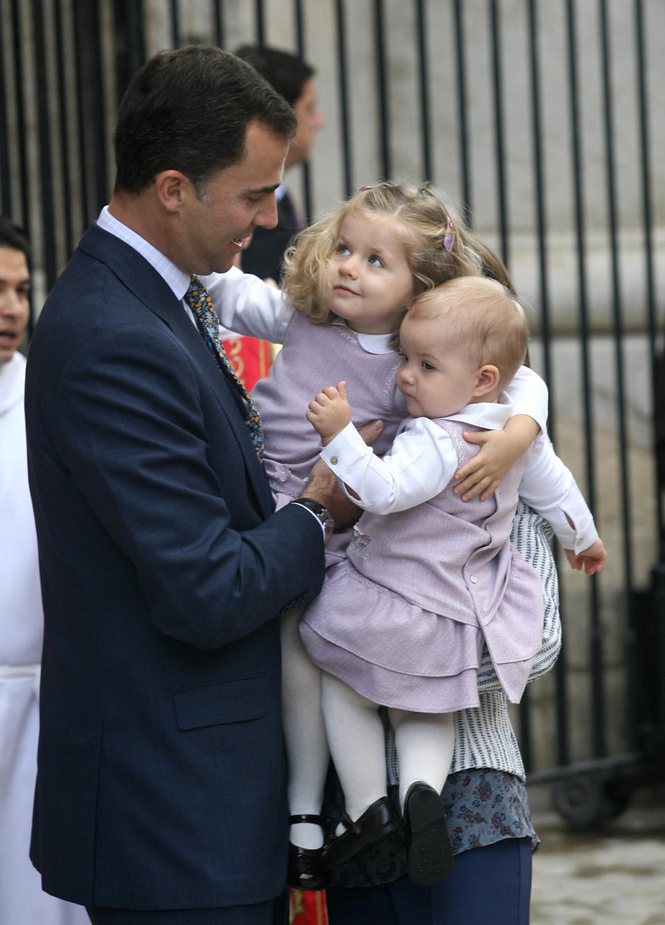 <p>Felipe VI tenía en brazos a Leonor y la reina Letizia sostenía a Sofía pero, incluso estando separadas, la heredera quería abrazar a su hermana pequeña. (Foto: Jaime Reina / AFP / Getty Images)</p> 