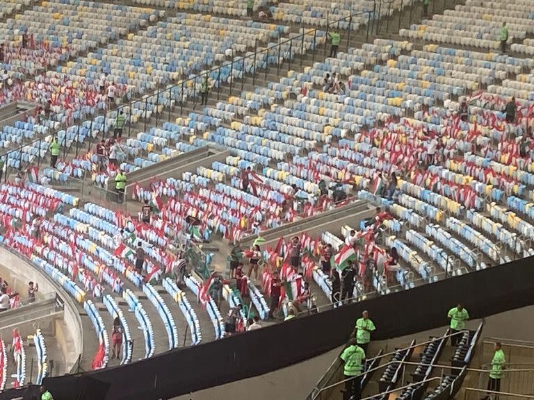 Banderas con los colores rojo blanco y verde esperan a los hinchas de Fluminense en el sector sur del estadio Maracaná