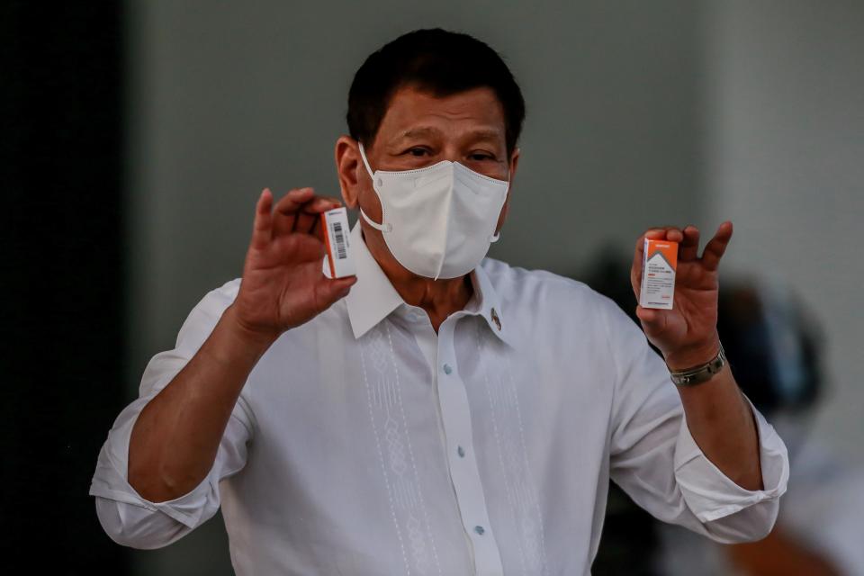 Philippine President Rodrigo Duterte shows boxes of Sinovac COVID-19 vaccines in Manila, the Philippines on March 29, 2021. (Photo: Xinhua/Rouelle Umali via Getty Images)