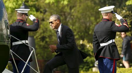 U.S. President Barack Obama boards Marine One as he departs Winfield House in London, Britain April 24, 2016. REUTERS/Kevin Lamarque