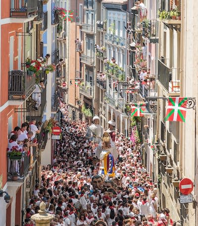 Fotografía de una calle del casco antiguo de Navarra durante los Sanfermines. <a href="https://unsplash.com/es/fotos/YNlDe1XTCgQ" rel="nofollow noopener" target="_blank" data-ylk="slk:Unsplash;elm:context_link;itc:0;sec:content-canvas" class="link ">Unsplash</a>