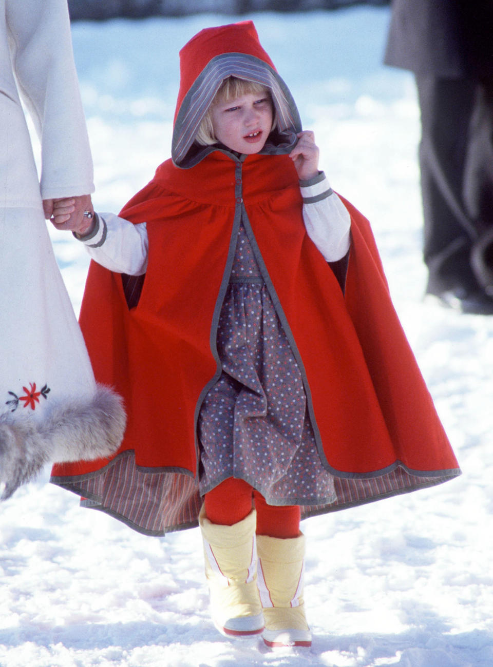 <p>Warm eingepackt erschien dieses kleine Rotkäppchen 1986 zu einem Gottesdienst in Sandringham. Der fünfjährige Blondschopf ist heute 34 Jahre alt und immer noch die Lieblings-Enkelin von Queen Elizabeth: Zara Phillips. Bild: ddp </p>