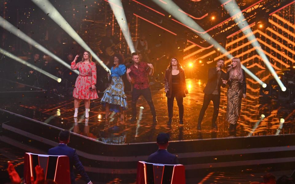 Katarina Mihaljević, Gugu Zulu, Sebastian Krenz, Lina Elsener, Florian und Charlene Gallant auf der Bühne im The Voice Finale 2021