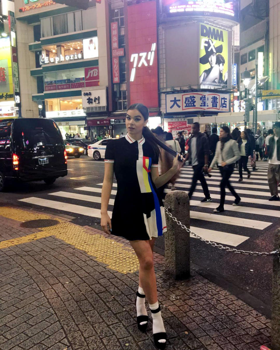 How do you say "feeling herself" in Japanese? Hailee Steinfeld is looking extra kawaii posing on the streets of Tokyo. 