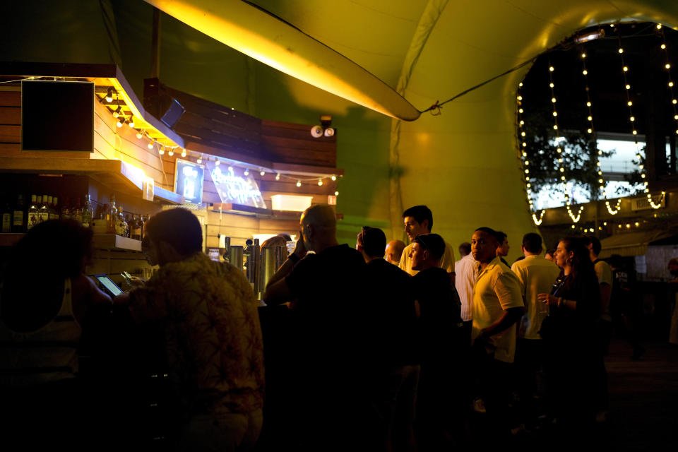 Asistentes al concierto DiscOlympics en el club nocturno Wanderlust en el marco de los Juegos Olímpicos de Verano de 2024, el lunes 29 de julio de 2024, en París, Francia. El músico disco Cerrone se presentó en la velada. (Foto AP/Natacha Pisarenko)