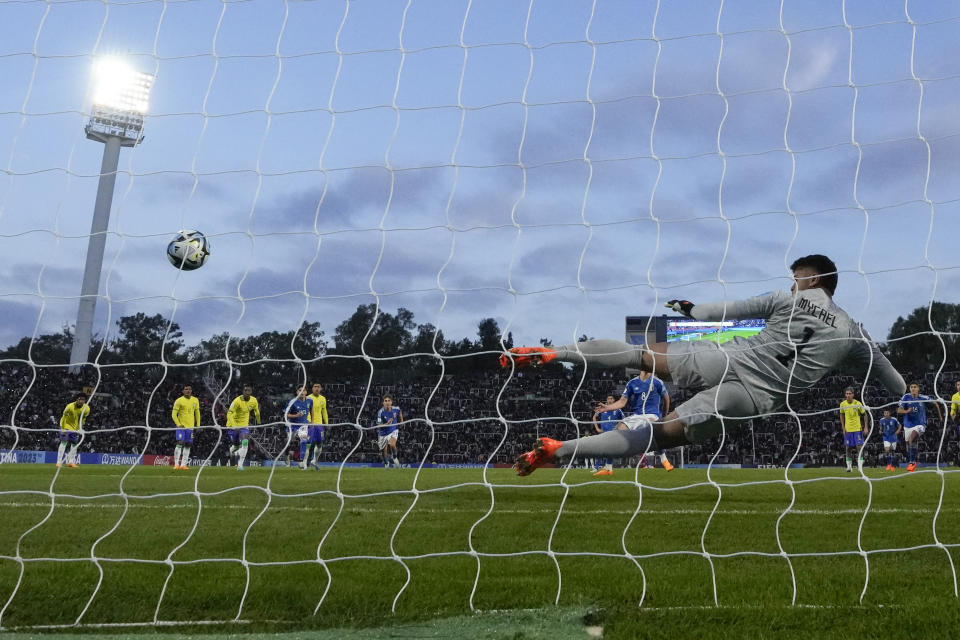 Brazil's goalkeeper Mycael fails to stop a penalty from Italy's Cesare Casadei during a FIFA U-20 World Cup Group D soccer match at the Mendoza Stadium in Mendoza, Argentina, Sunday, May 21, 2023. (AP Photo/Natacha Pisarenko)
