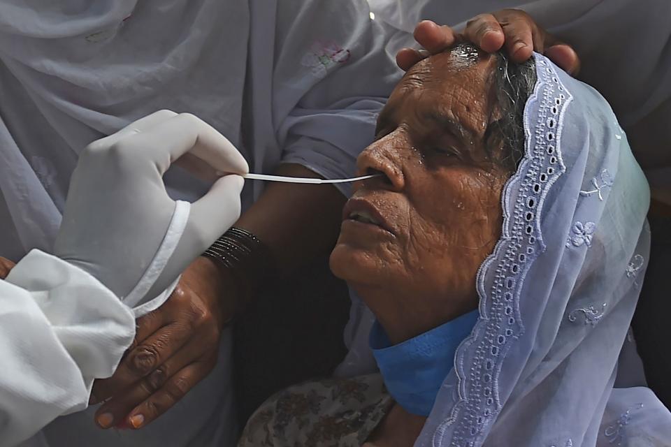 Test de Covid-19 a una anciana en Bangladesh. (Getty Images)Getty Images)