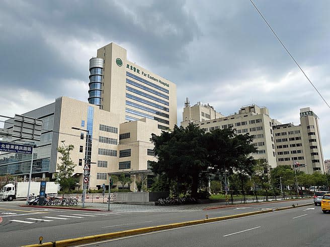 新北市板橋區亞東醫院17日傳出院內感染，醫院周圍人潮瞬間減少。（葉書宏攝）