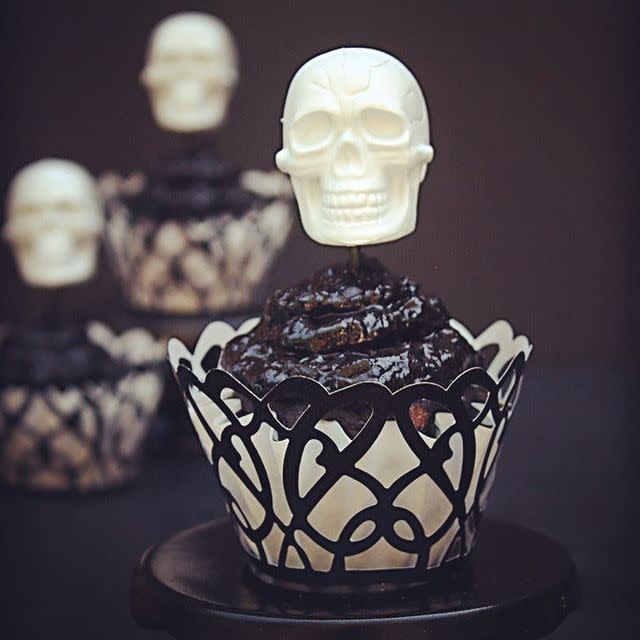 2) Halloween cakes - Skull cupcakes