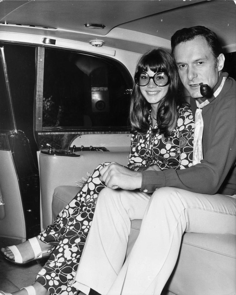 Esta foto está frechada el 6 de septiembre de 1969. Hugh Hefner es identificado como editor, creador y propietario de la revista Playboy, acompañado de la actriz Barbara Benton, en un auto afuera del Hotel Hilton en el aeropuerto de Londres. (Photo by Keystone/Getty Images)