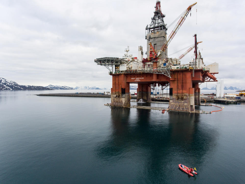 Greenpeace activists approach Equinor oil rig near Hammerfest, Norway April 29, 2019. Jani Sipila/Greenpeace/ Handout via REUTERS REUTERS ATTENTION EDITORS - THIS IMAGE WAS PROVIDED BY A THIRD PARTY