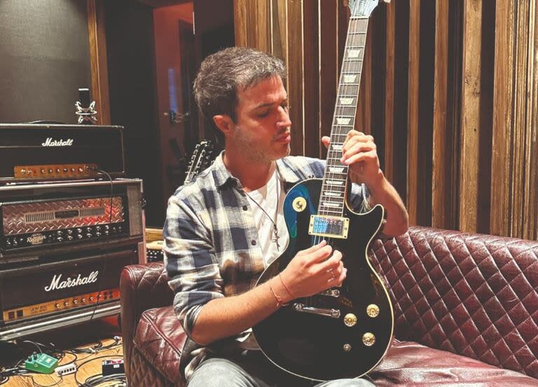 Alejandro Kurz en el estudio La Roca, con una guitarra de Norberto 