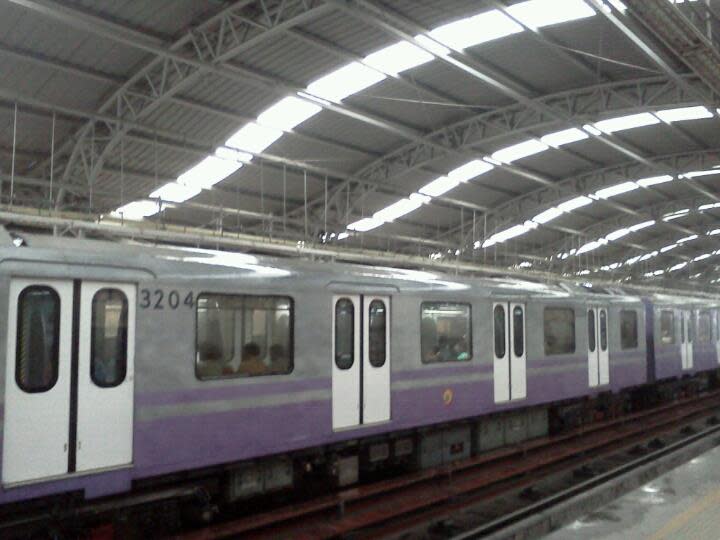 <p><b>Kolkota</b></p> <p>The Kolkata Metro or Calcutta Metro is a mass rapid transit system serving the city of Kolkata and the districts of South 24 Parganas and North 24 Parganas in Indian state of West Bengal. The network consists of one operational line (Line 1) and five lines currently under construction. It was the first such form of transportation in India, opening commercial services in 1984.</p><br><p>Which one is better between Delhi Metro, Kolkata Metro and Bangalore Metro? You tell us by posting a comment below.</p> <br><p> Photo by Windrider24584 (Own work) [CC-BY-SA-3.0 (http://creativecommons.org/licenses/by-sa/3.0)], via Wikimedia Commons</p>