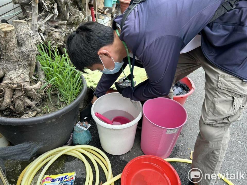 面對嚴峻的登革熱疫情，防疫人員已立即進行個案居住地及工作地戶內外化學防治作業，同時加強動員擴大孳生源清除及病媒蚊密度調查等工作。   圖：台南市政府提供