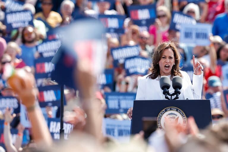 La vicepresidenta estadounidense y candidata presidencial demócrata para 2024, Kamala Harris, habla durante un mitin de campaña en Eau Claire, Wisconsin, el 7 de agosto de 2024