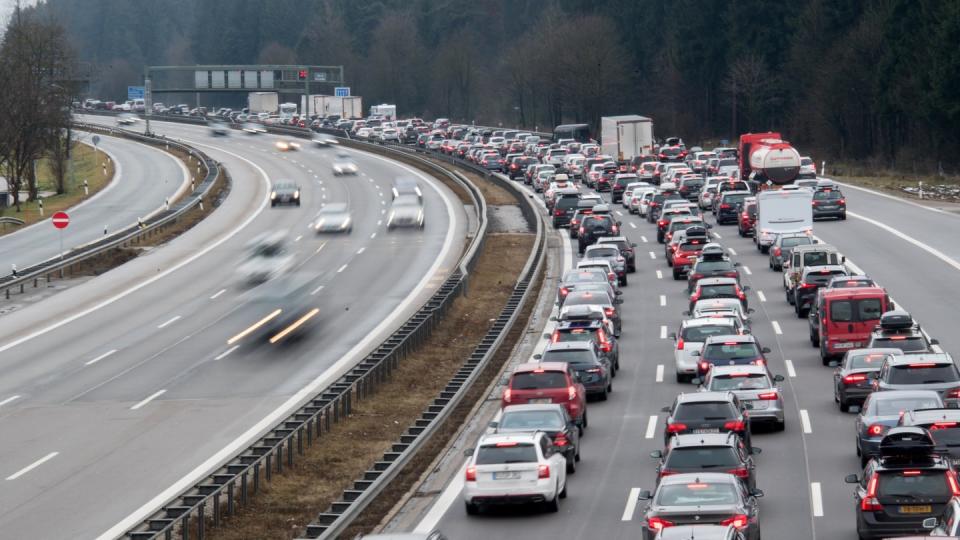 Der erste Stress am Morgen: Wer im Stau steht, wird vermutlich unpünktlich zur Arbeit erscheinen. Foto: Tobias Hase