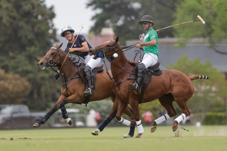 Poroto pega de cogote ante Facundo Pieres, en el desenlace del Abierto de Tortugas que La Natividad le ganó a La Dolfina en octubre, su único enfrentamiento en 2023 hasta el momento.