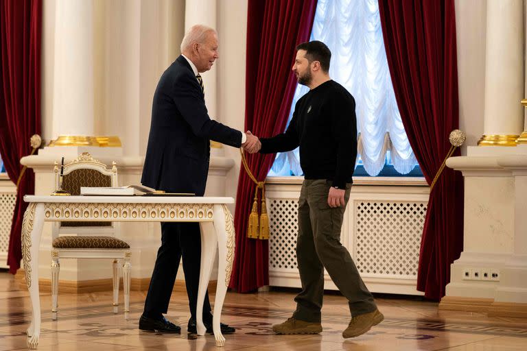 El presidente Joe Biden estrecha la mano tras firmar en el libro de visitas durante una reunión con el presidente ucraniano Volodimir Zelensky en el Palacio Mariinsky de Kiev el 20 de febrero de 2023.