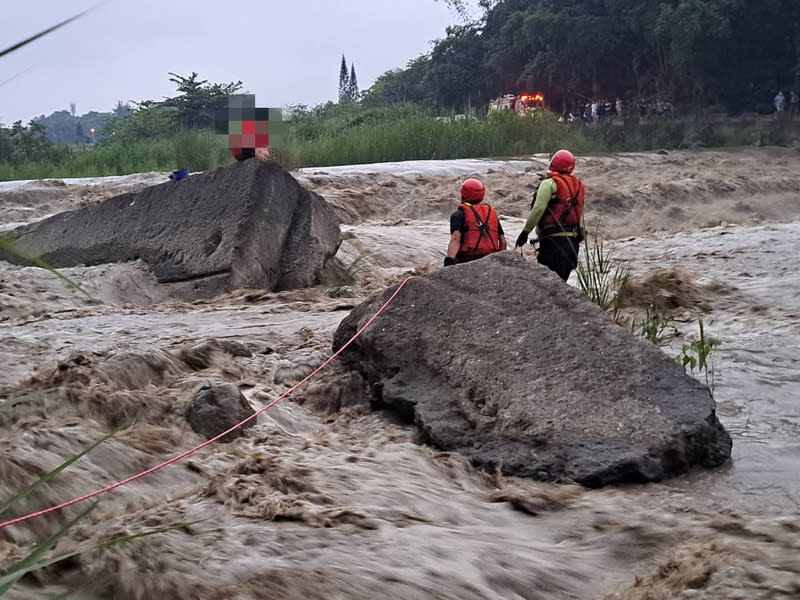 嘉義朴子溪暴漲釣客受困  消防馳援 嘉義縣山區7日下午降下大雨，朴子溪水暴漲，在竹 崎親水公園溪畔釣魚的張姓男子（左）來不及上岸， 被困溪中大石頭上，消防人員獲報到場，利用拋繩順 利將張男救上岸。 （嘉義縣消防局提供） 中央社記者黃國芳傳真  113年6月7日 