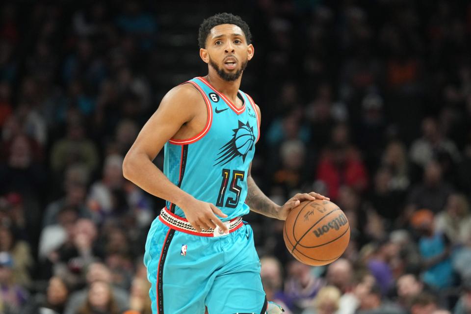 Phoenix Suns guard Cameron Payne (15) dribbles against the Houston Rockets during the second half at Footprint Center on Dec. 2, 2022.